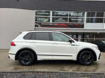 DEZENT TR BLACK GLOSSY IN 17 INCH GEMONTEERD ONDER EEN VOLKSWAGEN TIGUAN