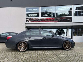 JR WHEELS JR28 PLATINUM BRONZE IN 20 INCH BREEDSET GEMONTEERD ONDER EEN BMW 5 SERIE