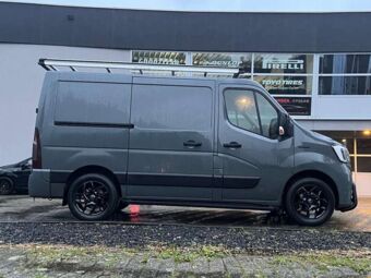 MAX EXPRES GLOSS BLACK IN 18 INCH GEMONTEERD ONDER EEN RENAULT MASTER