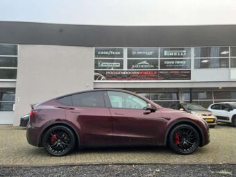 MAM WHEELS RS4 BLACK IN 20 INCH GEMONTEERD ONDER EEN TESLA MODEL Y