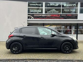 MOMO REVENGE MATT BLACK IN 17 INCH GEMONTEERD ONDER EEN PEUGEOT 208