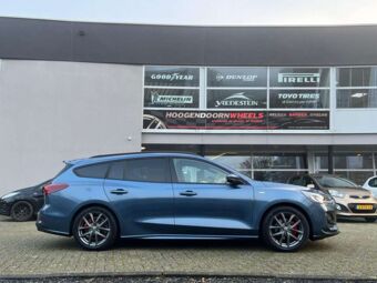 MONACO CL2 ANTHRACITE IN 17 INCH GEMONTEERD ONDER EEN FORD FOCUS IV