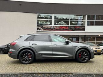 MONACO GP6 BLACK IN 20 INCH GEMONTEERD ONDER EEN AUDI E-TRON