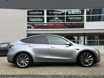 MONACO GP6 HYPER BLACK IN 20 INCH GEMONTEERD ONDER EEN TESLA MODEL Y