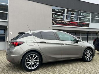 TECHNOMAGNESIO SHAKE S GRAPHITE MIRROR FACE IN 17 INCH GEMONTEERD ONDER EEN OPEL ASTRA K