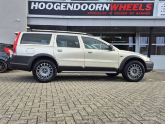 OZ RACING RALLY RACING GEMONTEERD ONDER EEN VOLVO XC70 CROSS COUNTRY