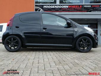 INTER ACTION BLACK ICE 15 INCH IN HET ZWART GEMONTEERD ONDER EEN PEUGEOT 107