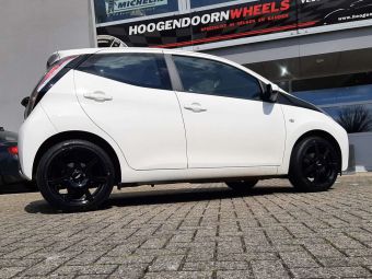 INTER ACTION VELGEN SIRIUS GLOSS BLACK EN IN 16 INCH GEMONTEERD ONDER EEN TOYOTA  AYGO 