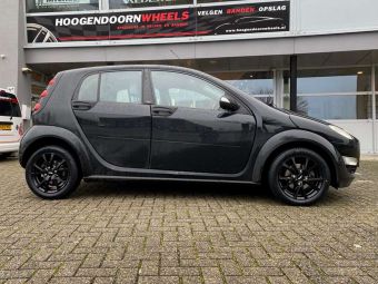 INTER ACTION PULSAR 15 INCH IN BLACK GEMONTEERD ONDER EEN SMART FORFOUR