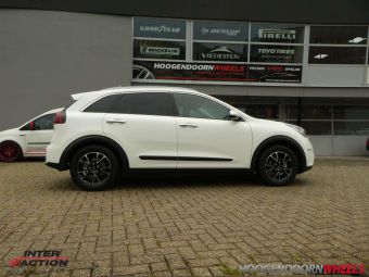 INTER ACTION VELGEN PULSAR ZWART GEPOLIJST GEMONTEERD IN 16 INCH ONDER EEN KIA NIRO