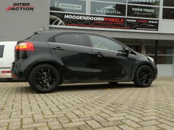 INTER ACTION VELGEN PULSAR ZWART GEMONTEERD MET WINTERBANDEN IN 15 INCH ONDER EEN KIA RIO