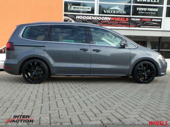 INTER ACTION PULSAR BLACK IN 18 INCH GEMONTEERD ONDER EEN VOLKSWAGEN SHARAN