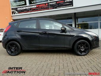 INTER ACTION VELGEN SIRUIS ZWART 15 INCH ONDER EEN FORD FIESTA MET WINTERBANDEN