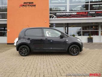 INTER ACTION SIRUIS BLACK IN 14 INCH GEMONTEERD ONDER EEN VW UP MET WINTERBANDEN 