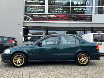 INTER ACTION SPORT GOLD IN 15 INCH GEMONTEERD ONDER EEN HONDA CIVIC