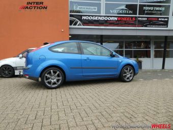 INTER ACTION VELGEN SIRIUS GREY GEMONTEERD ONDER EEN FORD FOCUS IN 17 INCH MET WINTERBANDEN