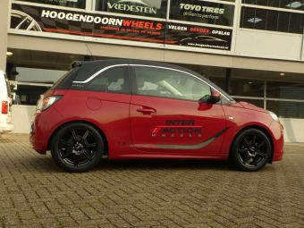 INTER ACTION SIRIUS BLACK MET WINTERBANDEN GEMONTEERD ONDER EEN OPEL ADAM 