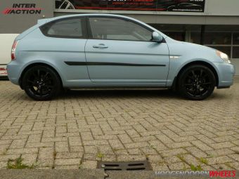 INTER ACTION VELGEN ZWART PULSAR IN 16 INCH GEMONTEERD ONDER EEN HYUNDAI ACCENT 