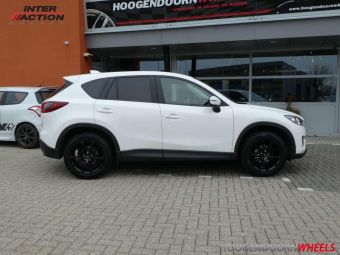 INTER ACTION VELGEN IN HET GLANS ZWART GEMONTEERD ALS WINTERSET ONDER EEN MAZDA CX 5