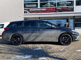 INTER ACTION SKY VELGEN IN 17 INCH MET WINTERBANDEN GEMONTEERD ONDER EEN TOYOTA AURIS