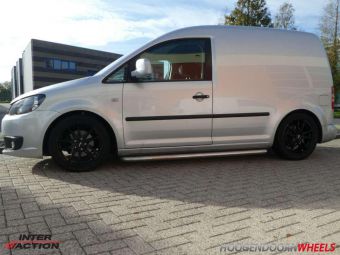 INTER ACTION  ZODIAC BLACK 17 INCH IN HET ZWART GEMONTEERD ONDER EEN VW CADDY