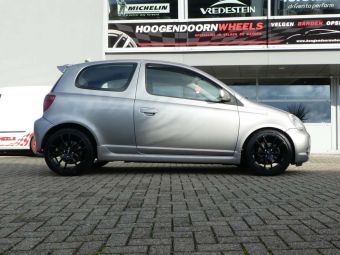 INTER ACTION ZODIAC BLACK IN 16 INCH GEMONTEERD ONDER EEN TOYOTA YARIS