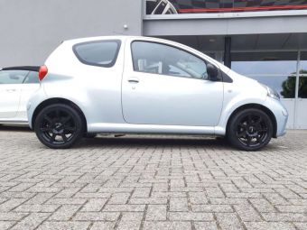 INETR ACTION SIRUIS IN BLACK GLOSS EN 16 INCH GEMONTEERD ONDER EEN TOYOTA AYGO