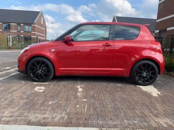 IT WHEELS ALICE 17 INCH VELGEN ZWART GEMONTEERD ONDER EEN SUZUKI SWIFT 