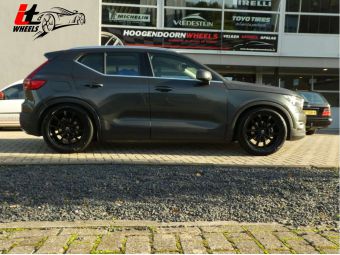 IT WHEELS ALICE ZWART IN 18 INCH MET WINTERBANDEN GEMONTEERD ONDER EEN VOLVO XC40