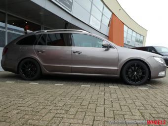 IT WHEELS ALICE 17 INCH BLACK GEMONTEERD MET WINTERBANDEN ONDER EEN SKODA SUPURB