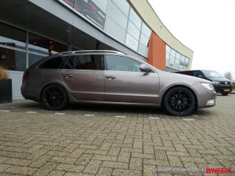 IT WHEELS VELGEN ALICE BLACK IN 17 INCH GEMONTEERD ONDER EEN SKODA SUPURB 