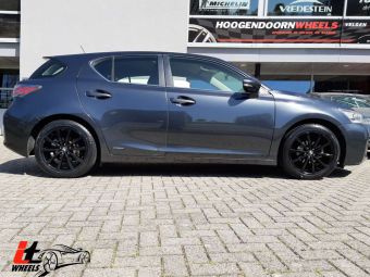 IT WHEELS ALICE IN 17 INCH ZWART GEMONTEERD ONDER EEN LEXUS CT200