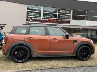 IT WHEELS ALICE BLACK IN 18 INCH MET WINTERBANDEN GEMONTEERD ONDER EEN MINI COUNTRY MAN 