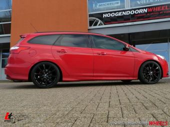 IT WHEELS ALICE BLACK 18 INCH GEMONTEERD MET WINTERBANDEN ONDER EEN FORD FOCUS III ST