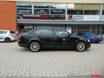 IT WHEELS VELGEN ALICE ZILVER GEMONTEERD ONDER EEN SKODA OCTAVIA RS IN 18 INCH MET WINTERBANDEN