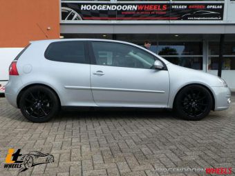 IT WHEELS ZWART 17 INCH VELGEN GEMONTEERD ONDER EEN VOLKSWAGEN GOLF V MET WINTERBANDEN