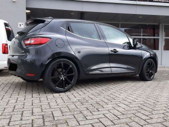 IT WHEELS IN BLACK 17 INCH GEMONTEERD ONDER EEN RENAULT CLIO 