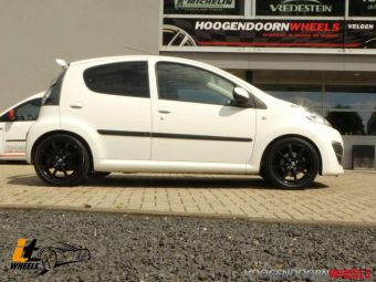 IT WHEELS ALISIA BLACK 15 INCH GEMONTEERD ONDER EEN PEUGEOT 107 