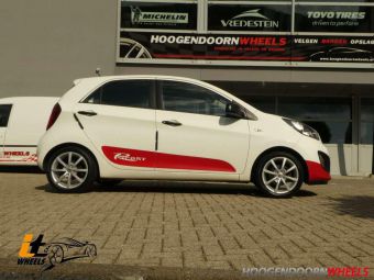 IT WHEELS ALISIA ZWART 15 INCH ZILVER GEMONTEERD ONDER EEN KIA PICANTO 