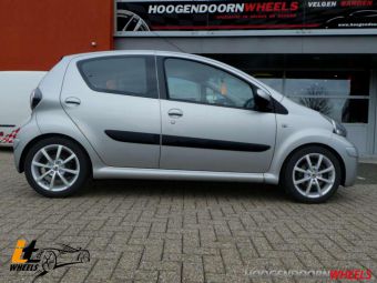 IT WHEELS VELGEN ALISIA ZILVER GEMONTEERD IN 15 INCH ONDER EEN TOYOTA AYGO