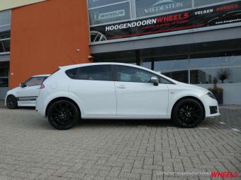 IT WHEELS ALICE 18 INCH BLACK GEMONTEERD ONDER EEN SEAT LEON 