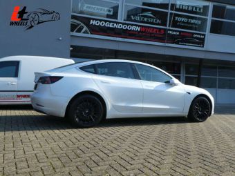 IT WHEELS SOFIA IN BLACK EN 18 INCH GEMONTEERD MET WONTERBANDEN ONDER EEN TESLA MODEL 3 