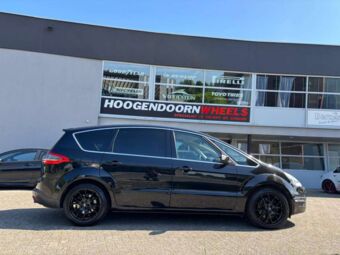 IT WHEELS KIRA BLACK IN 18 INCH GEMONTEERD ONDER EEN FORD S-MAX