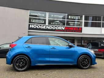 IT WHEELS KIRA BLACK POLISHED LIP IN 16 INCH GEMONTEERD ONDER EEN KIA RIO 