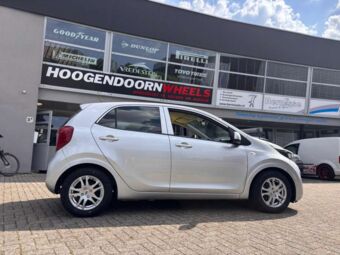 IT WHEELS MICHELLE SILVER IN 14 INCH GEMONTEERD ONDER EEN KIA PICANTO