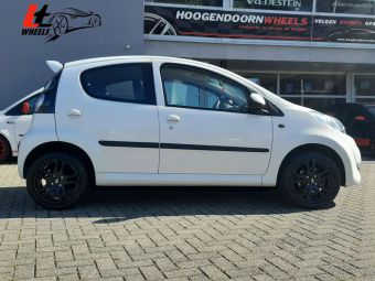 IT WHEELS MICHELLE 15 INCH BLACK GEMONTEERD ONDER EEN CITROEN C1 