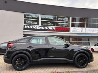 IT WHEELS TIARA 4 BLACK IN 18 INCH GEMONTEERD ONDER EEN CITROEN C4