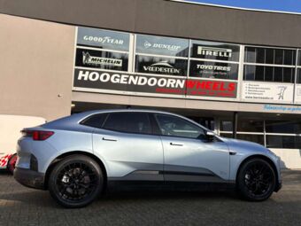 IT WHEELS TIARA BLACK IN 20 INCH GEMONTEERD ONDER EEN POLESTAR 4