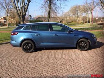 IT WHEELS 17 INCH ALICE BLACK GEMONTEERD ONDER EEN RENAULT MEGANE 