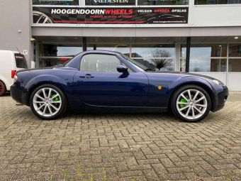 IT WHEELS SILVER IN 17 INCH VELGEN GEMONTEERD ONDER EEN MAZDA MX-5 